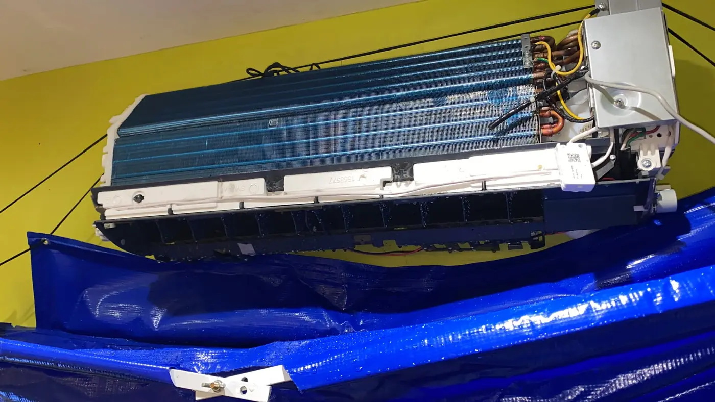 Evaporadora de ar-condicionado aberta, com a serpentina e a parte elétrica expostas