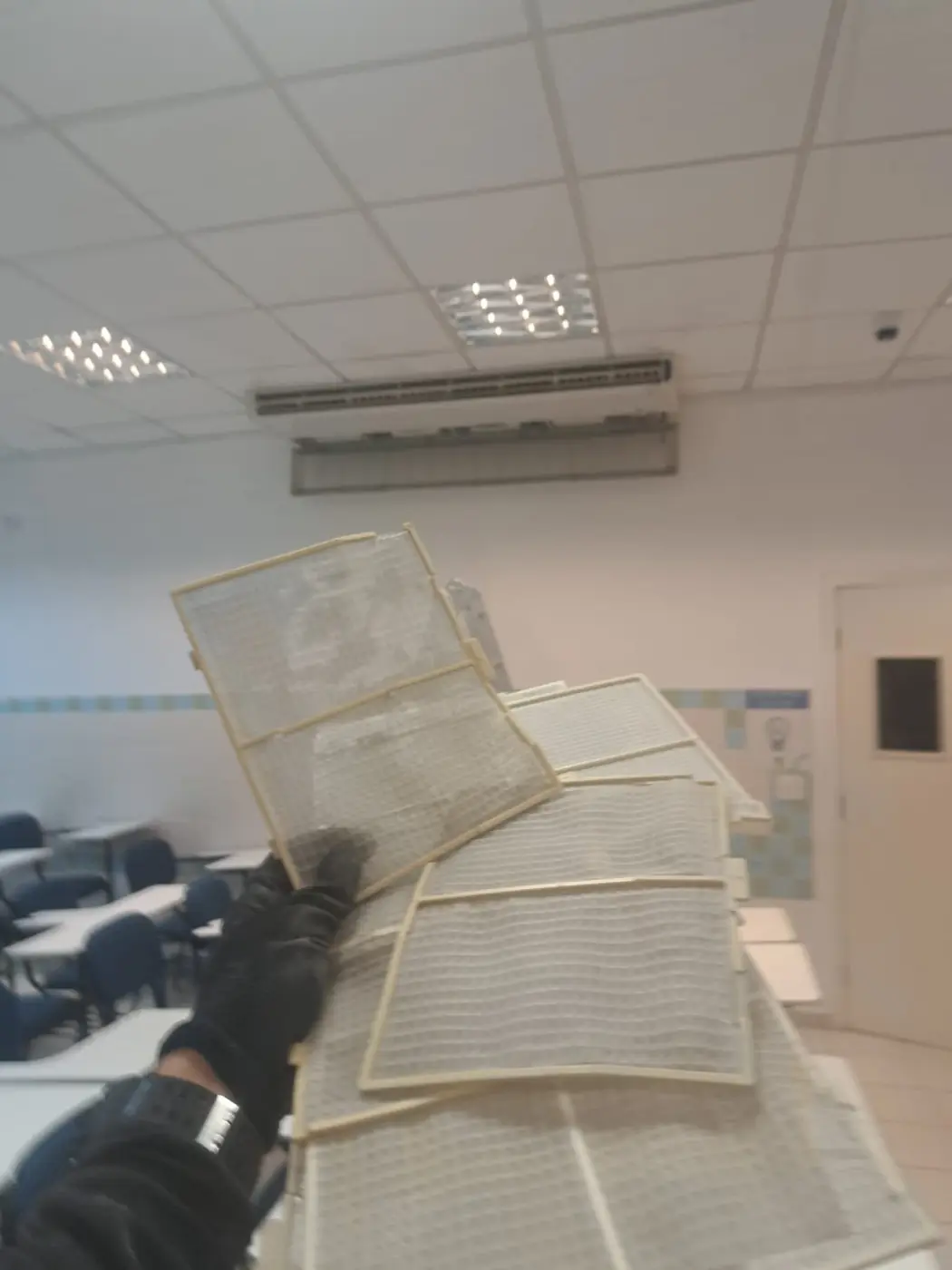 Filtros retirados de uma sala de aula para a higienização, serviço de higienização da Manprev