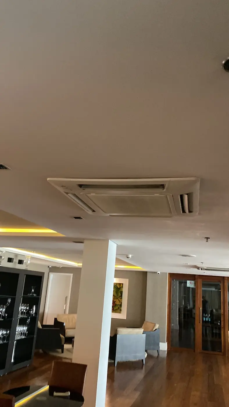 Aparelho cassete instalado no teto, serviço de instalação da Manprev