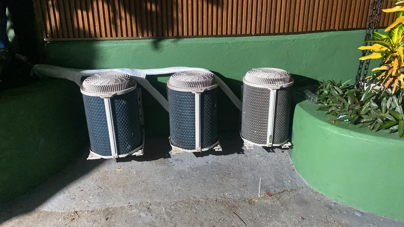 Condensadoras instaladas junto ao jardim, serviço de instalação da Manprev