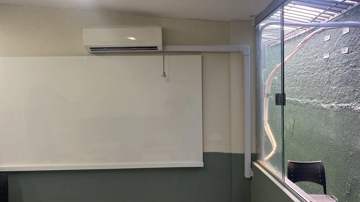 Split instalado em sala, com a canaleta até o piso, serviço de instalação da Manprev