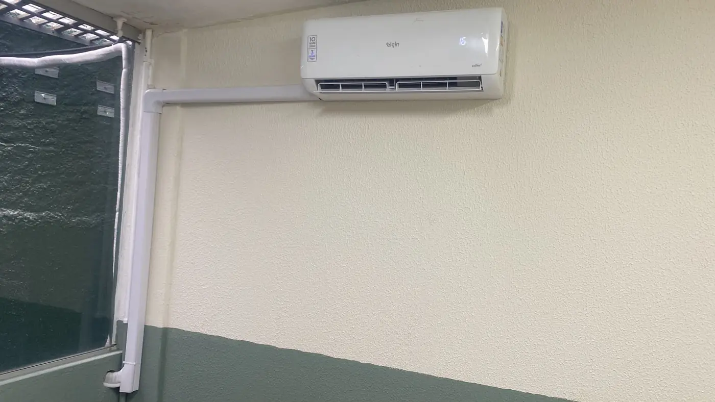 Split instalado pela Manprev com a tubulação em canaleta branca até o piso