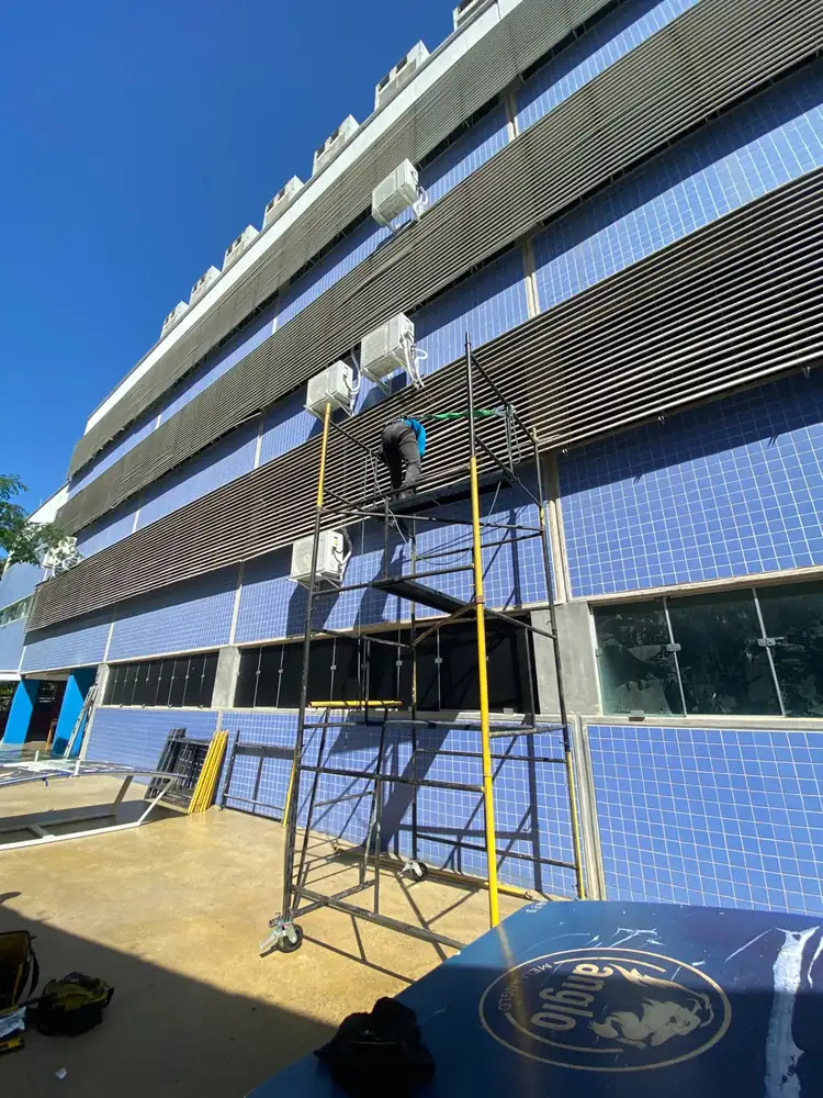 Atendimento em fachada, com andaime montado, serviço de manutenção da Manprev