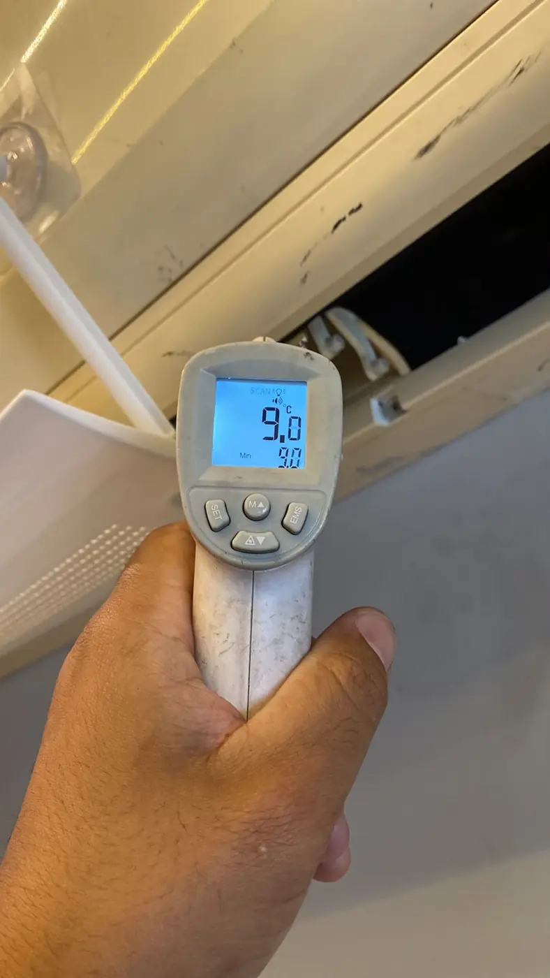 Conferência da temperatura na saída do aparelho, serviço de manutenção da Manprev