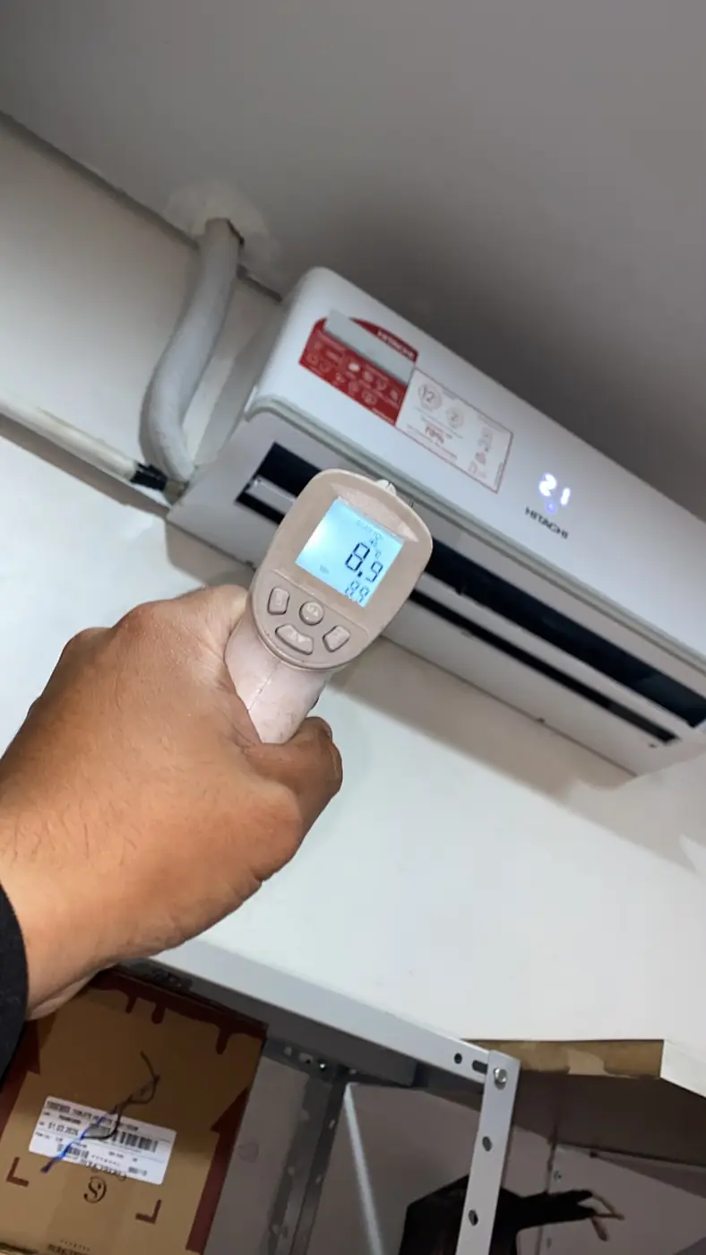 Medição da temperatura do ar na saída do split, serviço de manutenção da Manprev