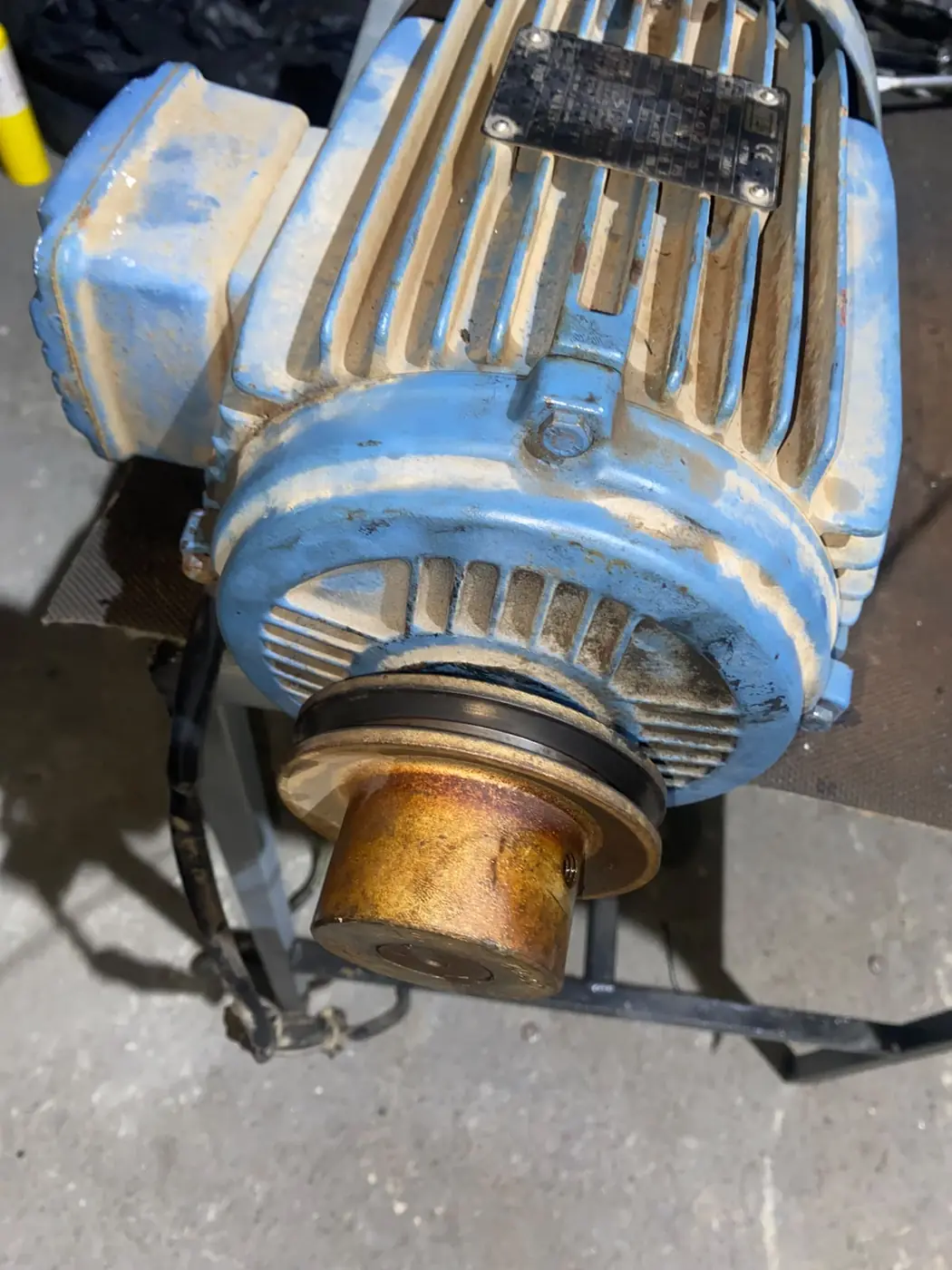 Motor ventilador do Splitão retirado e apoiado no chão da oficina
